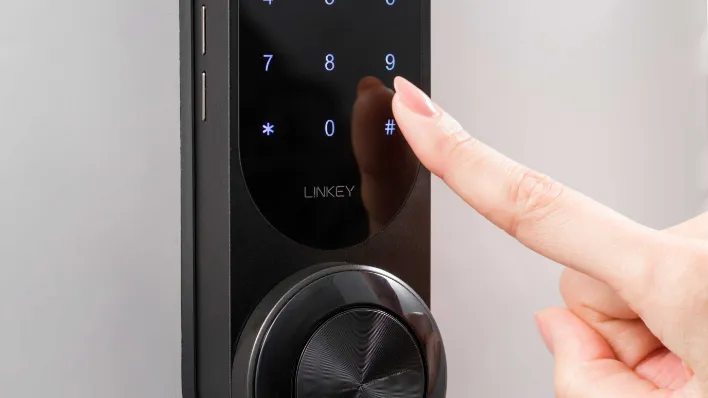 暗証番号を入力してLINKEYを解錠する様子